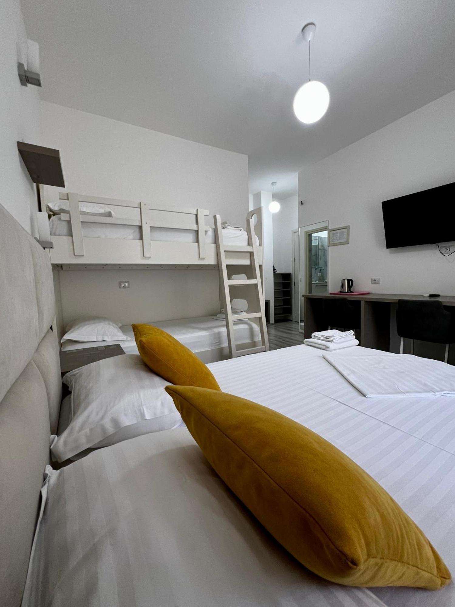 Le Monde 2 Hotel *