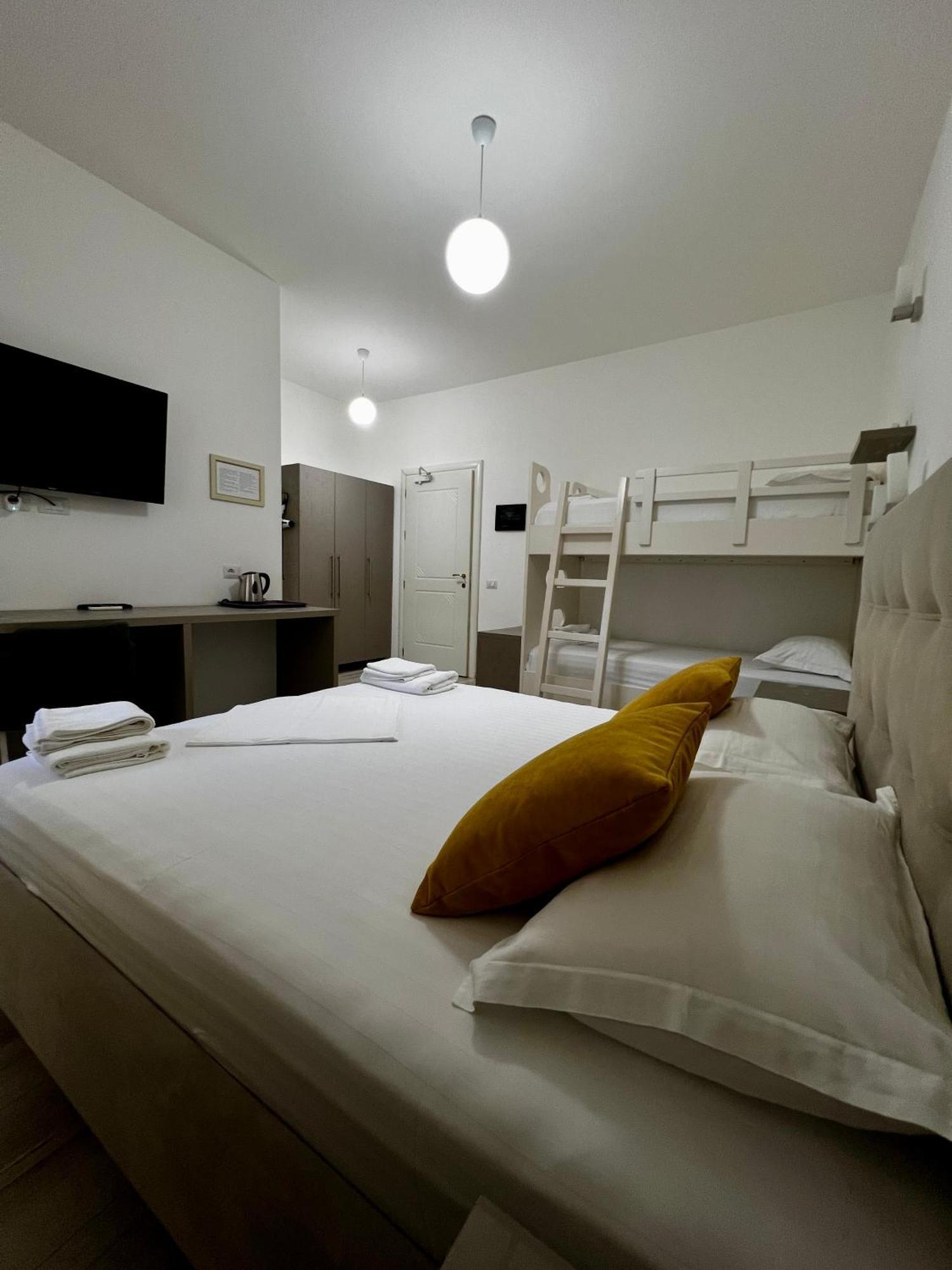 Le Monde 2 Hotel