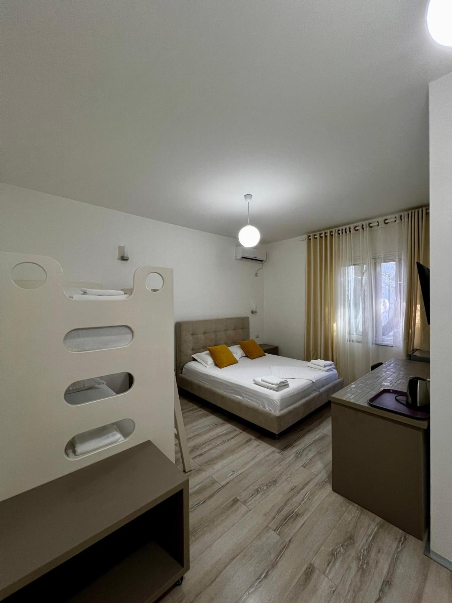 Le Monde 2 Hotel *
