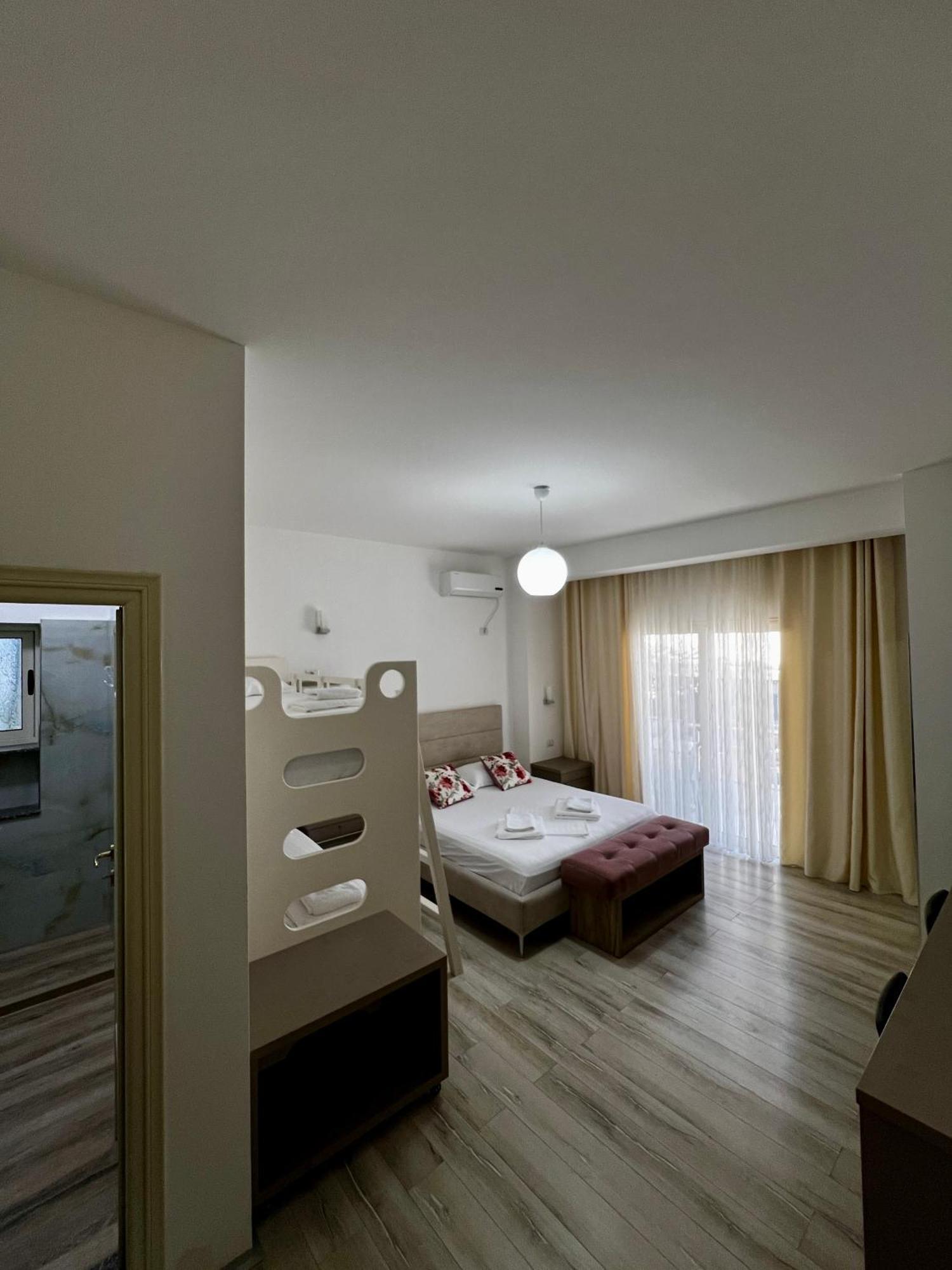Le Monde 2 Hotel