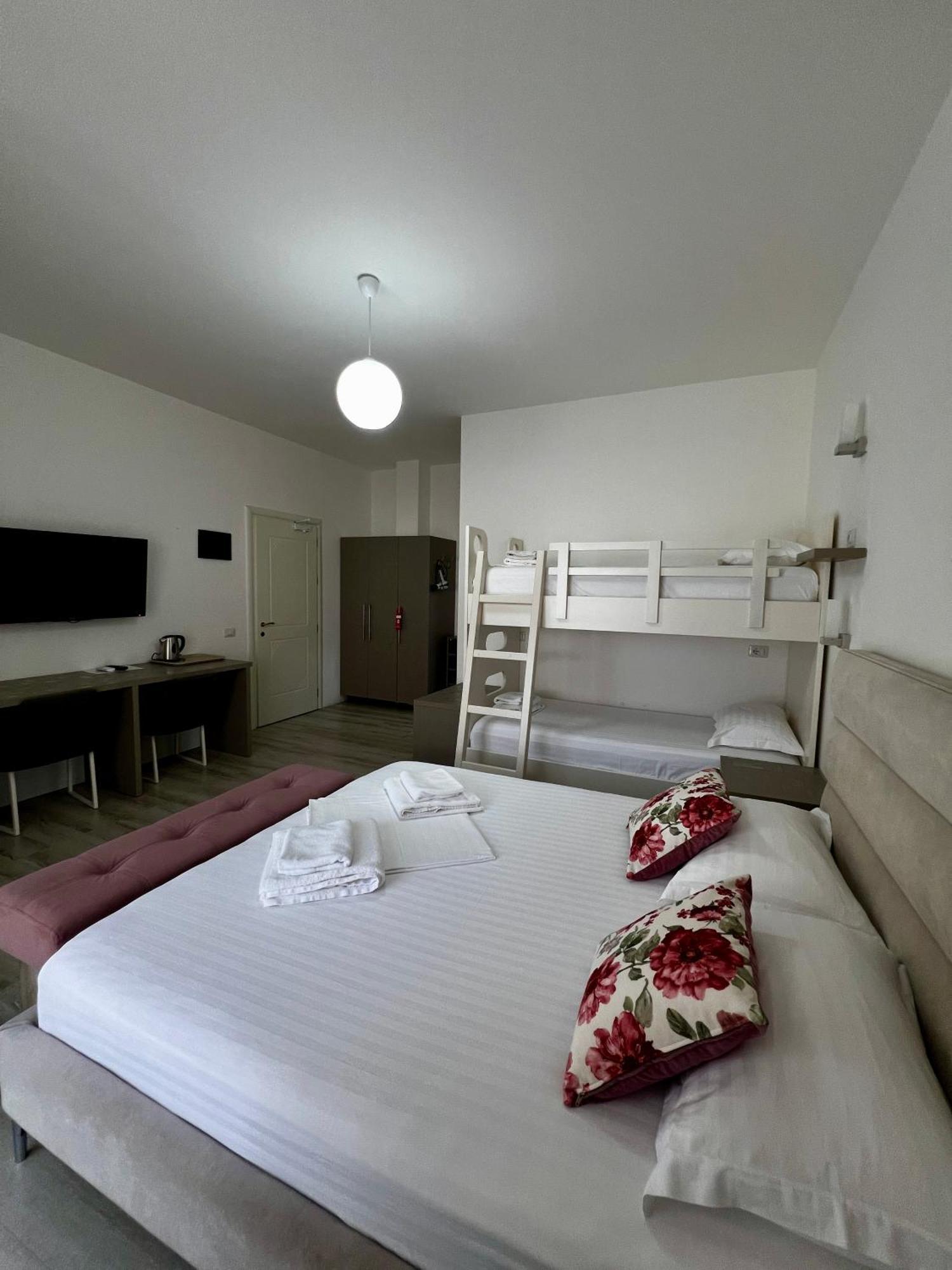 Le Monde 2 Hotel Borsh